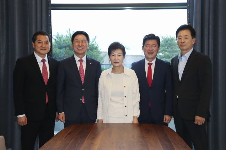 박근혜 전 대통령을 예방한 김기현 국민의힘 대표.  [서울=뉴시스] 이영환 기자 = 김기현 국민의힘 대표가 13일 대구 달성군 박근혜 전 대통령 사저에서 박 전 대통령과 기념촬영을 하고 있다. 왼쪽부터 박대출 정책위의장,김 대표, 박 전 대통령, 구자근 당 대표 비서실장, 유영하 변호사. (사진=국민의힘 제공) 2023.09.13. photo@newsis.com *재판매 및 DB 금지