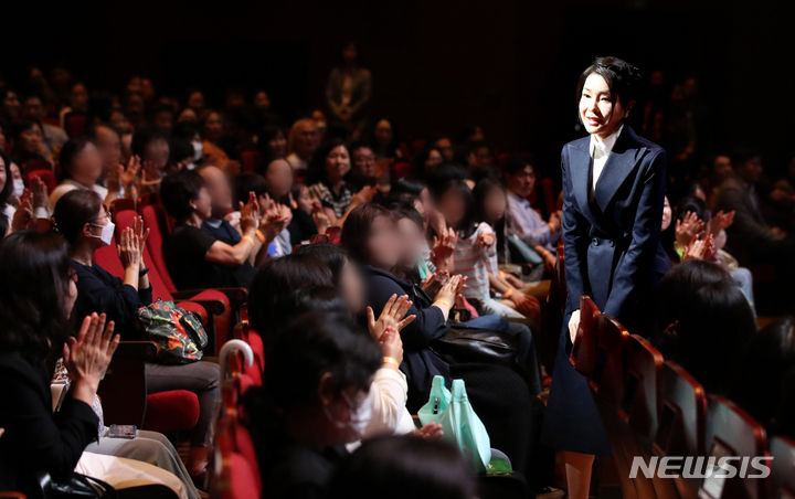 [서울=뉴시스] 전신 기자 = 윤석열 대통령 부인 김건희 여사가 13일 서울 종로구 세종문화회관에서 열린 시각장애인 전문연주단 한빛예술단 창립 20주년 기념음악회에 입장하고 있다. 2023.09.13. photo1006@newsis.com