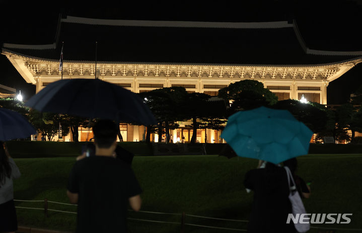 [서울=뉴시스] 고승민 기자 = 13일 청와대 일원에서 열린 2023년 청와대 밤의 산책 행사를 찾은 관람객들이 청와대 정취를 만끽하고 있다. 2023.09.13. kkssmm99@newsis.com