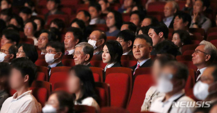 [서울=뉴시스] 전신 기자 = 윤석열 대통령 부인 김건희 여사가 13일 서울 종로구 세종문화회관에서 열린 시각장애인 전문연주단 한빛예술단 창립 20주년 기념음악회를 관람하고 있다. 2023.09.13. photo1006@newsis.com