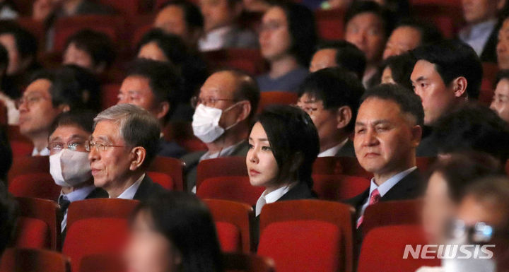 [서울=뉴시스] 전신 기자 = 윤석열 대통령 부인 김건희 여사가 13일 서울 종로구 세종문화회관에서 열린 시각장애인 전문연주단 한빛예술단 창립 20주년 기념음악회를 관람하고 있다. 2023.09.13. photo1006@newsis.com