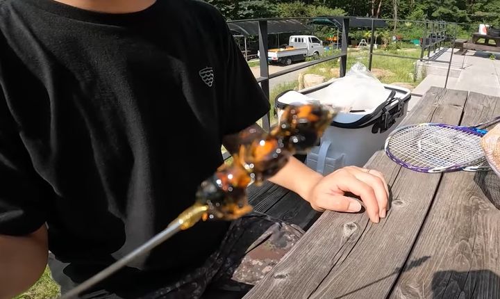 양봉 유튜버 프응은 13일 유튜버 우마와 함께 말벌 탕후루를 만드는 모습을 담은 영상을 게재했다.(출처 : 프응 유튜브 채널 영상 캡처) *재판매 및 DB 금지