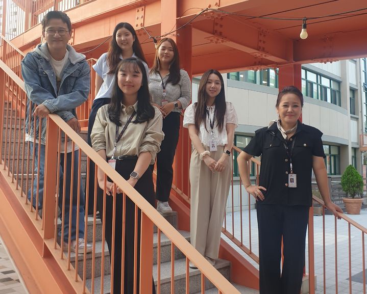 지난 12일 남산골문화센터에서 김정 댄싱카니발 총감독과 김영우 에브리씽 총연출을 비롯한 직원들이 만나 기념사진을 촬영하고 있다. *재판매 및 DB 금지