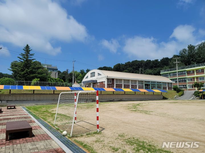 백암복합문화센터가 건립될 백암초등학교 체육관 부지