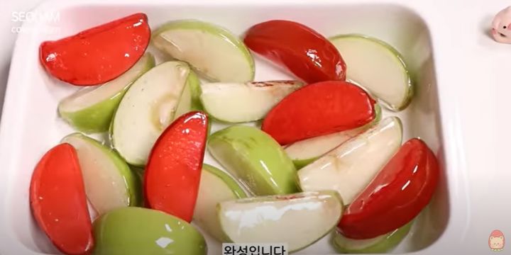 유튜버 서담은 지난달 11일 자신의 유튜브 채널에 대체당 이소말트를 이용해 탕후루를 만드는 영상을 올렸다.(사진 : 서담 유튜브 영상 캡처) *재판매 및 DB 금지