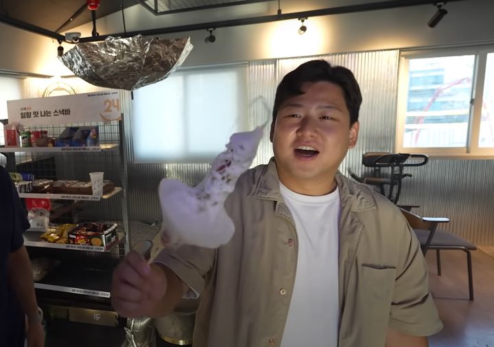 과학 유튜브 채널 긱블은 지난달 31일 솜사탕 기계를 이용해 탕후루를 만드는 영상을 올렸다.(사진 : 긱블 유튜브 영상 캡처) *재판매 및 DB 금지