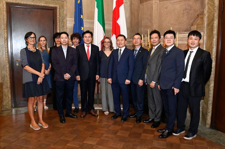 [대구=뉴시스] 이종화 대구시 경제부시장을 비롯한 대표단 일행이 이탈리아 자매결연도시인 밀라노 시청을 방문해 사진촬영을 하고 있다(사진=대구시 제공) 2023.09.14 photo@newsis.com *재판매 및 DB 금지