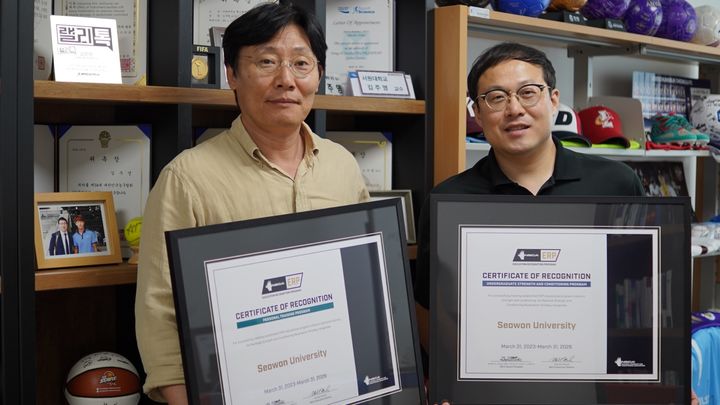 서원대학교는 헬스케어운동학과가 미국체력관리학회로부터 ERP 인증을 획득했다. 윤완영 헬스케어운동학과 학과장(왼쪽), 김주영 교수.kipoi@newsis.com *재판매 및 DB 금지