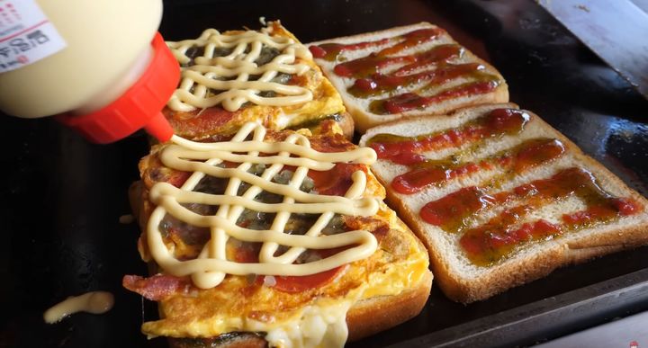 [서울=뉴시스]유튜브 채널 '야미보이 Yummyboy'는 지난 2020년 8월21일 '콤피네이션 피자 토스트 Combination Pizza Toast-Korean street food'라는 제목의 영상을 올렸다. (사진=야미보이 채널 영상 캡처) 2023.09.14. photo@newsis.com *재판매 및 DB 금지