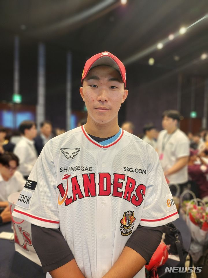 [서울=뉴시스]김주희 기자 = 이병규 삼성 라이온즈 수석코치 아들 이승민(휘문고)이 14일 열린 2024 KBO 신인 드래프트에서 SSG 랜더스의 지명을 받았다. 2023.09.14.