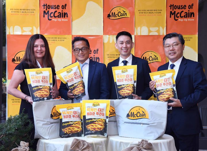 (왼쪽부터)제인 와이엇 맥케인 푸드 부사장, 제이슨 챈 맥케인 푸드 리젼 사장, 핸슨 쿠아 한국·동남아시아 및 대만 지역 세일즈 디렉터, 이재현 한국 지사장. (사진=맥케인 푸드 제공) *재판매 및 DB 금지