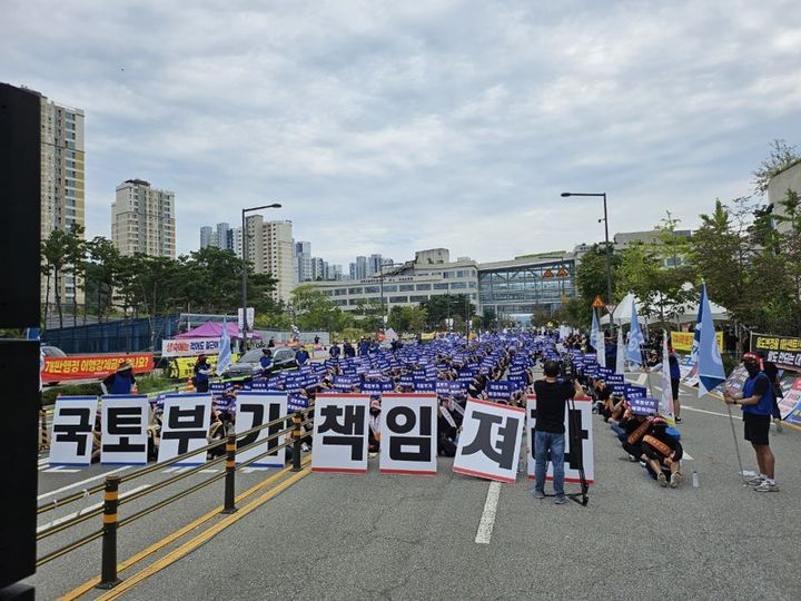 생숙 수분양자 3000여명이 "정부가 지킬 수도 없는 어이없는 졸속 법을 만들어 국민에게 알아서 지키고 알아서 책임지라고 한다"며 지난 5일 정부세종청사 앞에서 집회를 열고 있다. (사진 제공=전국레지던스연합회) *재판매 및 DB 금지