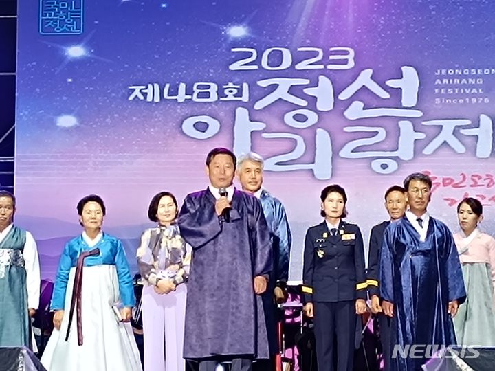 [정선=뉴시스] 김의석 기자 = 14일 오후 강원 정선군 공설운동장에서 제48회 '아리랑제' 개막식이 열리는 가운데 이철규 국회의원이 축제의 성공과 가리왕산 국가정원 유치 등 지역 현안 해결을 약속하며 축사를 하고 있다. 2023.09.14. cw32784@newsis.com