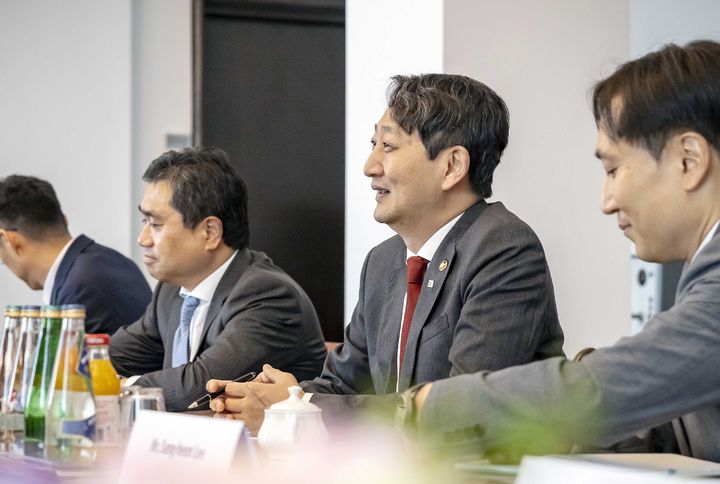 [서울=뉴시스] 안덕근 산업통상자원부 통상교섭본부장이 13일(현지시간) 폴란드 경제개발기술부 회의실에서 발데마르 부다 폴란드 경제개발기술부 장관과 면담을 하고 있다. (사진=산업통상자원부 제공) 2023.09.14. photo@newsis.com *재판매 및 DB 금지