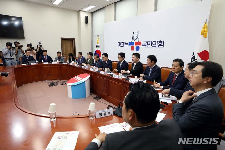 국민의힘 최고위원회의.  [서울=뉴시스] 조성봉 기자= 김기현 국민의힘 대표가 14일 오전 서울 여의도 국회에서 열린 최고위원회의에 발언을 하고 있다. 2023.09.14. suncho21@newsis.com