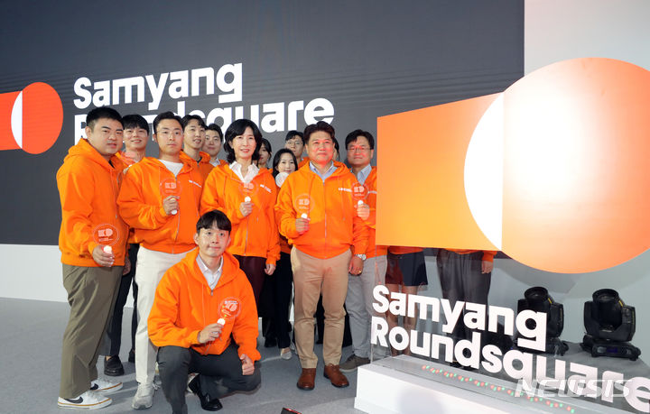 [서울=뉴시스] 김금보 기자 = 김정수 삼양라운드스퀘어 부회장, 김동찬 삼양식품 대표이사 등 임원진들이 14일 오전 서울 종로구 누디트익선에서 열린 삼양라면 출시 60주년 기념 비전선포식에서 그룹 공식명칭 변경을 기념하는 촬영을 하고 있다. 2023.09.14. kgb@newsis.com