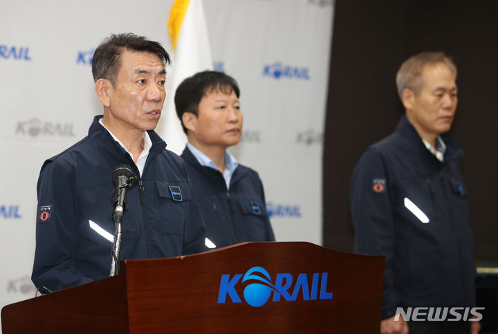 [서울=뉴시스] 권창회 기자 = 한문희 한국철도공사(코레일) 사장이 14일 오전 서울 중구 한국철도공사 서울본부에서 철도노조 파업 관련 기자회견을 열고 사과문을 발표하고 있다. 2023.09.14. kch0523@newsis.com
