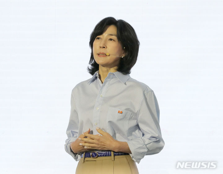 [서울=뉴시스] 김금보 기자 = 김정수 삼양라운드스퀘어 부회장이 14일 오전 서울 종로구 누디트 익선에서 열린 삼양라면 출시 60주년 기념 비전선포식에서 그룹 공식명칭 변경을 기념하는 기조연설을 하고 있다. 공식명칭은 삼양식품그룹에서 삼양라운드스퀘어로 바뀌었다. 2023.09.14. kgb@newsis.com