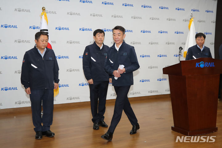 [서울=뉴시스] 권창회 기자 = 한문희 한국철도공사(코레일) 사장이 14일 오전 서울 중구 한국철도공사 서울본부에서 철도노조 파업 관련 사과 기자회견을 마치고 이동하고 있다. 2023.09.14. kch0523@newsis.com