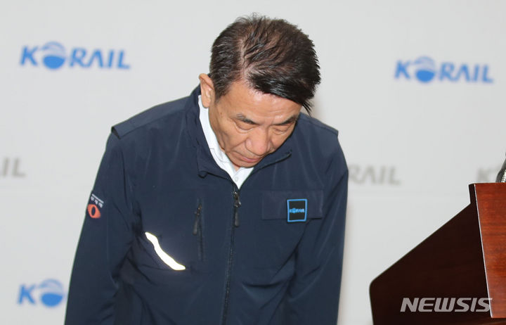 [서울=뉴시스] 권창회 기자 = 한문희 한국철도공사(코레일) 사장이 14일 오전 서울 중구 한국철도공사 서울본부에서 철도노조 파업 관련 기자회견을 열고 사과문을 발표하며 고개를 숙이고 있다. 2023.09.14. kch0523@newsis.com