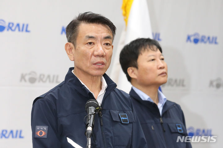 [서울=뉴시스] 권창회 기자 = 한문희 한국철도공사(코레일) 사장이 14일 오전 서울 중구 한국철도공사 서울본부에서 철도노조 파업 관련 기자회견을 열고 사과문을 발표하고 있다. 2023.09.14. kch0523@newsis.com