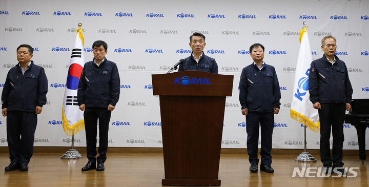 [서울=뉴시스] 권창회 기자 = 한문희 한국철도공사(코레일) 사장이 14일 오전 서울 중구 한국철도공사 서울본부에서 철도노조 파업 관련 기자회견을 열고 사과문을 발표하고 있다. 2023.09.14. kch0523@newsis.com