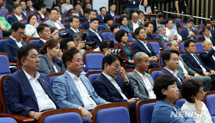 [서울=뉴시스] 추상철 기자 = 더불어민주당 의원들이 14일 오전 서울 여의도 국회에서 열린 의원총회에 참석해 박광온 원내대표의 발언을 듣고 있다. 2023.09.14. scchoo@newsis.com