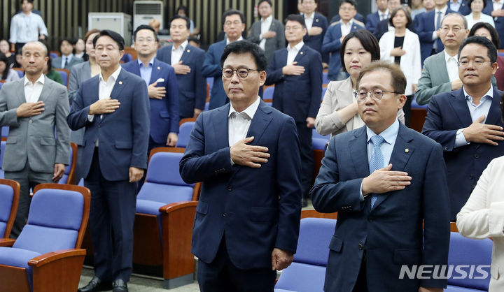 [서울=뉴시스] 추상철 기자 = 박광온 더불어민주당 원내대표를 비롯한 의원들이 14일 오전 서울 여의도 국회에서 열린 의원총회에서 국민의례를 하고 있다. 2023.09.14. scchoo@newsis.com