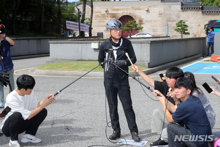 [서울=뉴시스] 배훈식 기자 = 유인촌 문화체육관광부 장관 후보자가 14일 오전 서울 종로구에 마련된 청문회 준비 사무실로 자전거를 이용해 출근하며 취재진의 질문에 답하고 있다. 2023.09.14. dahora83@newsis.com