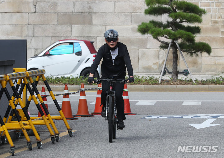 [서울=뉴시스] 배훈식 기자 = 유인촌 문화체육관광부 장관 후보자가 14일 오전 서울 종로구에 마련된 청문회 준비 사무실로 자전거를 이용해 출근하고 있다. 2023.09.14. dahora83@newsis.com