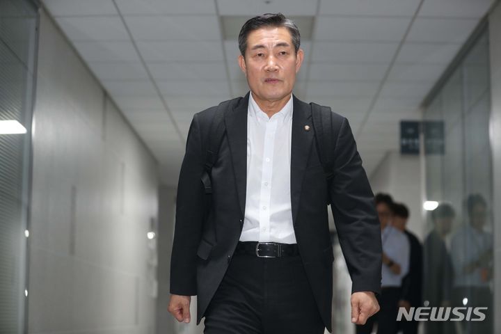 [서울=뉴시스] 조성봉 기자= 신원식 국방부 장관 후보자가 14일 서울 여의도 국회 의원회관에 출근하고 있다. 2023.09.14. suncho21@newsis.com