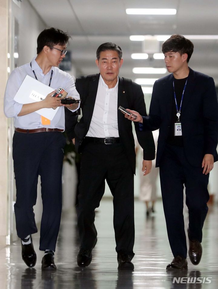 [서울=뉴시스] 조성봉 기자= 신원식 국방부 장관 후보자가 14일 서울 여의도 국회 의원회관에 출근하며 취재진의 질문에 답변하고 있다. 2023.09.14. suncho21@newsis.com
