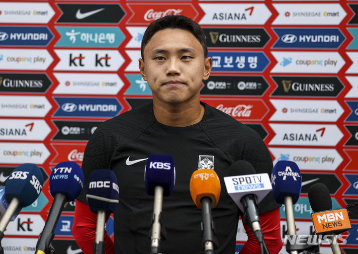 [파주=뉴시스] 정병혁 기자 = 항저우 아시안게임 남자축구대표팀 조영욱이 14일 경기 파주시 파주국가대표트레이닝센터(NFC)에서 취재진의 질문에 답하고 있다. 2023.09.14. jhope@newsis.com