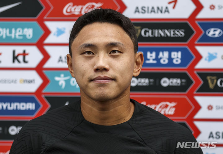 [파주=뉴시스] 정병혁 기자 = 항저우 아시안게임 남자축구대표팀 조영욱이 14일 경기 파주시 파주국가대표트레이닝센터(NFC)에서 취재진의 질문에 답하고 있다. 2023.09.14. jhope@newsis.com