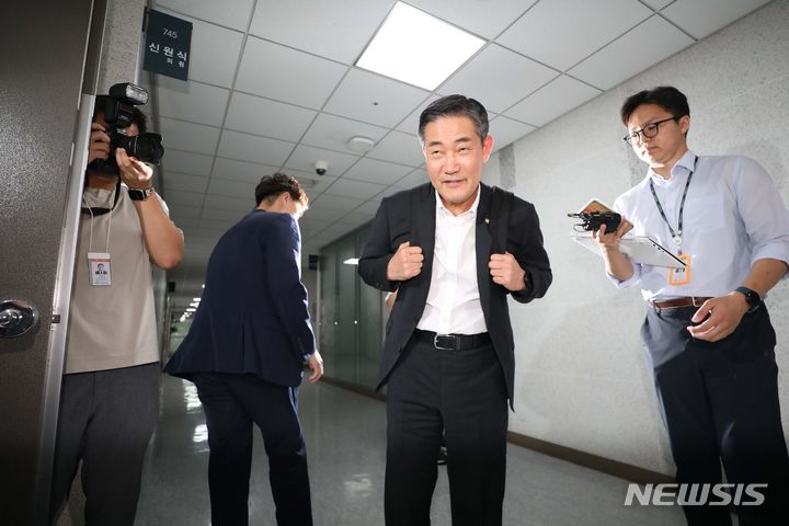 [서울=뉴시스] 조성봉 기자= 신원식 국방부 장관 후보자가 14일 서울 여의도 국회 의원회관에 출근하며 취재진에게 인사하고 있다. 2023.09.14. suncho21@newsis.com
