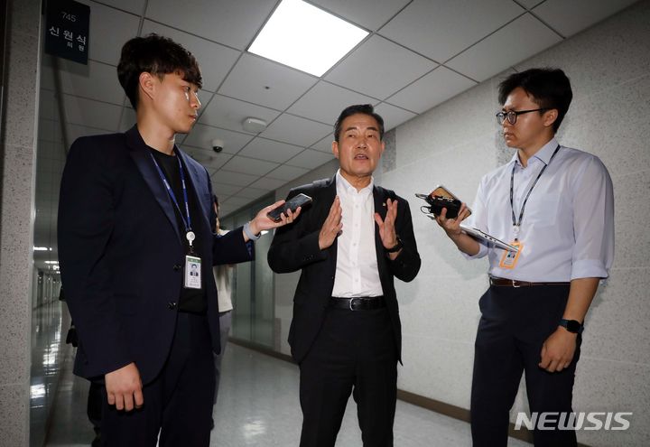 [서울=뉴시스] 조성봉 기자= 신원식 국방부 장관 후보자가 14일 서울 여의도 국회 의원회관에 출근하며 취재진의 질문에 답변하고 있다. 2023.09.14. suncho21@newsis.com