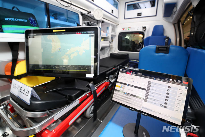 [서울=뉴시스] 조성우 기자 = 지난 2023년 9월 14일 오전 서울 강남구 코엑스에서 열린 국제 병원 및 의료기기 산업 박람회에 스마트 앰뷸런스가 전시돼 있다. 2023.09.14. xconfind@newsis.com