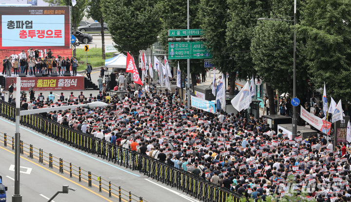 [서울=뉴시스] 권창회 기자 = 철도노조 조합원들이 14일 오후 서울 중구 서울역 인근에서 열린 철도노조 총파업 출정식에서 구호를 외치고 있다. 철도노조는 이날 오전 9시부터 18일 오전 9시까지 나흘간 1차 총파업을 시작한다. 2023.09.14. kch0523@newsis.com