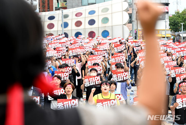 [광주=뉴시스] 김혜인 기자 = 민주노총 전국철도노동조합 총파업 첫날인 14일 오후 광주 광산구 송정역 앞에서 노조원들이 출정식 구호를 외치고 있다. 철도노조는 이날 오전 9시부터 18일 오전 9시까지 나흘간 총파업을 연다. 2023.09.14. hyein0342@newsis.com