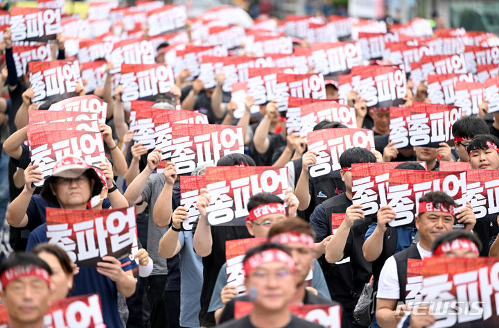 [광주=뉴시스] 김혜인 기자 = 민주노총 전국철도노동조합 총파업 첫날인 14일 오후 광주 광산구 송정역 앞에서 노조원들이 출정식 구호를 외치고 있다. 철도노조는 이날 오전 9시부터 18일 오전 9시까지 나흘간 총파업을 연다. 2023.09.14. hyein0342@newsis.com