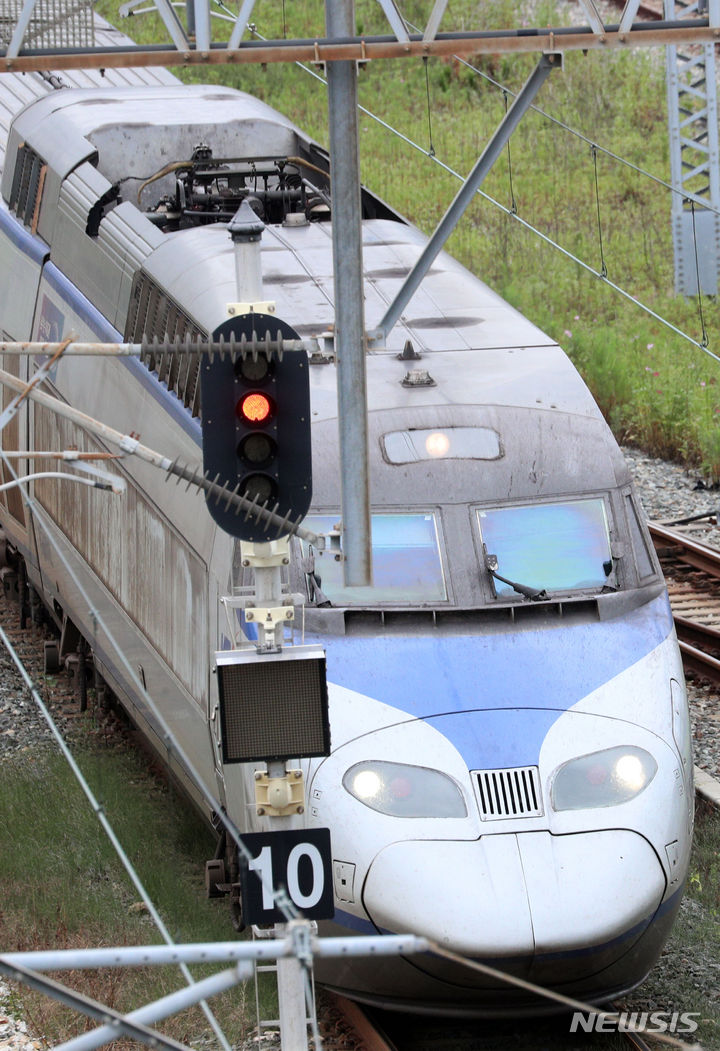 [부산=뉴시스] 하경민 기자 = 철도노조가 총파업에 돌입한 14일 부산 동구 부산역으로 KTX열차가 진입하고 있다. 2023.09.14. yulnetphoto@newsis.com