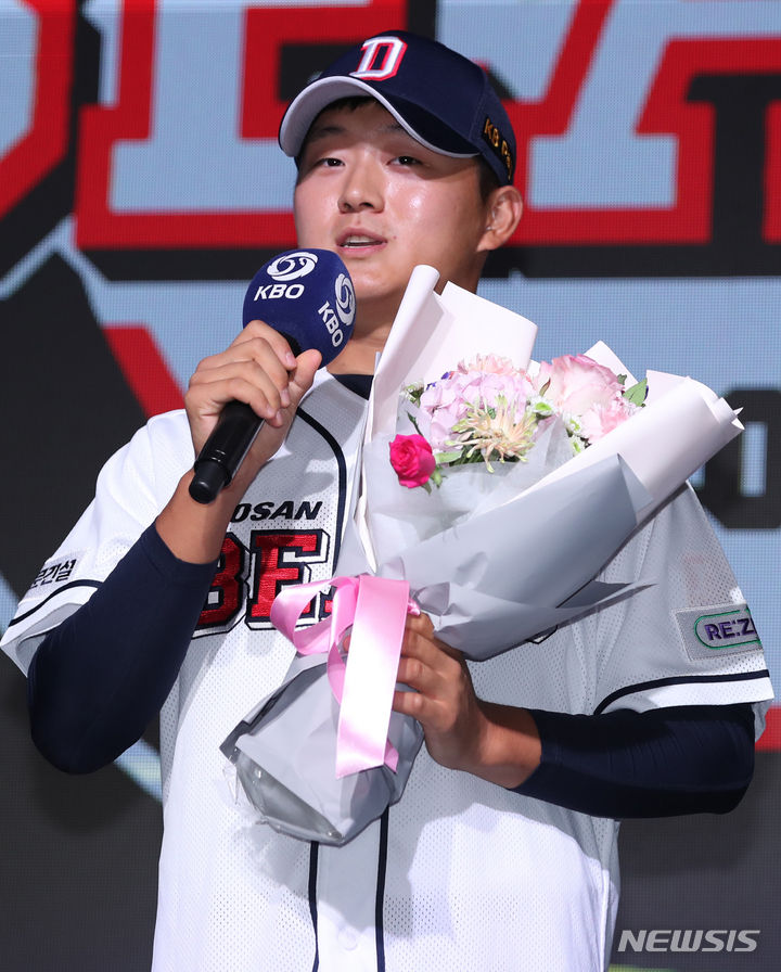 [서울=뉴시스] 김진아 기자 = 14일 오후 서울 웨스틴조선호텔 그랜드볼룸에서 열린 '2024 KBO 신인 드래프트'에서 두산베어스에 1라운드로 지명된 인천고 김택연이 소감을 밝히고 있다. 2023.09.14. bluesoda@newsis.com