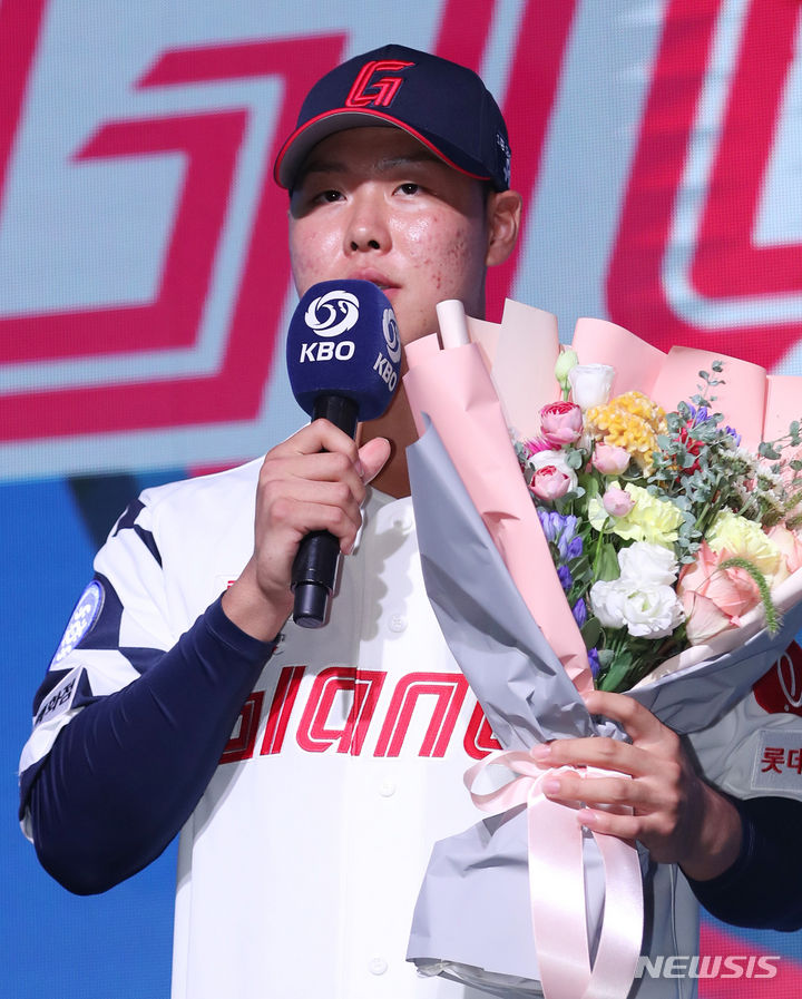 [서울=뉴시스] 김진아 기자 = 14일 오후 서울 웨스틴조선호텔 그랜드볼룸에서 열린 '2024 KBO 신인 드래프트'에서 롯데 자이언츠에 1라운드로 지명된 경북고 전미르가 소감을 밝히고 있다. 2023.09.14. bluesoda@newsis.com