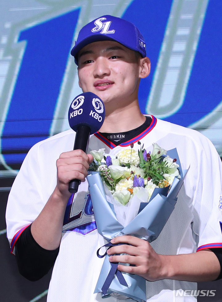 [서울=뉴시스] 김진아 기자 = 14일 오후 서울 웨스틴조선호텔 그랜드볼룸에서 열린 '2024 KBO 신인 드래프트'에서 삼성 라이온즈에 1라운드로 지명된 장충고 육선엽이 소감을 밝히고 있다. 2023.09.14. bluesoda@newsis.com