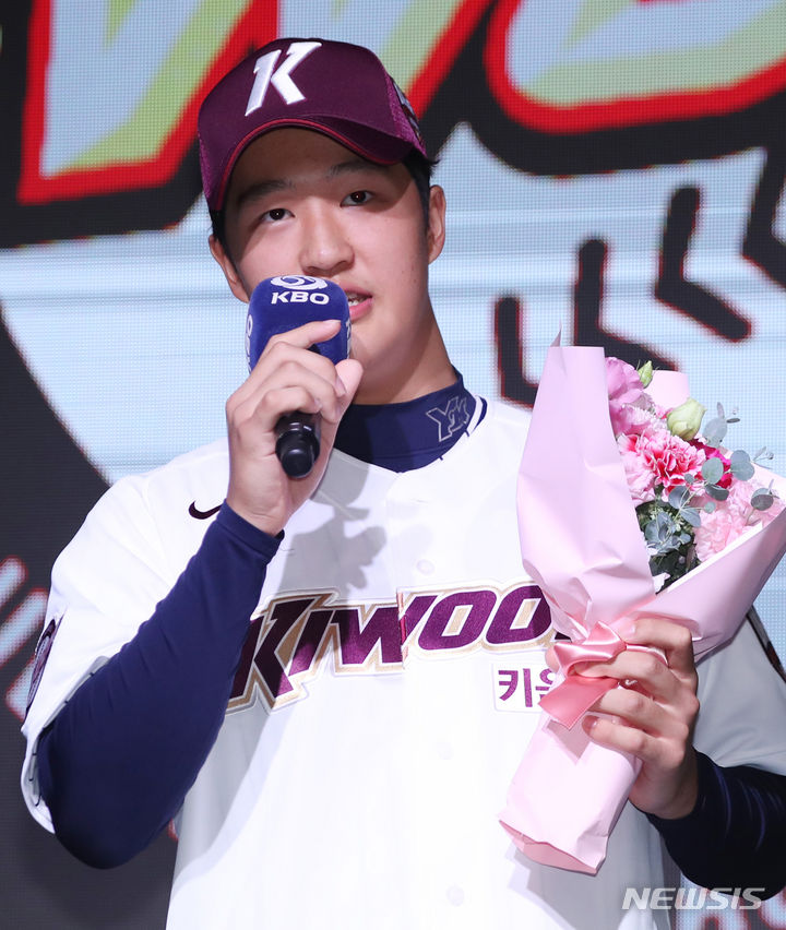 [서울=뉴시스] 김진아 기자 = 14일 오후 서울 웨스틴조선호텔 그랜드볼룸에서 열린 '2024 KBO 신인 드래프트'에서 키움 히어로즈에 1라운드로 지명된 서울고 전준표가 소감을 밝히고 있다. 2023.09.14. bluesoda@newsis.com