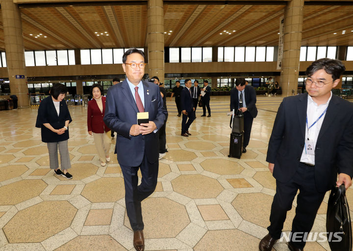 [서울=뉴시스] 김명년 기자 = 국회 한일의원연맹 회장인 국민의힘 정진석 의원이 14일 서울 강서구 김포공항 국제선 청사에서 일본으로 출국하기 위해 이동하고 있다. 의원들은 일본 도쿄에서 열리는 '제44차 한일·일한의원연맹 합동총회' 참석을 위해 이날 출국했다. 2023.09.14. kmn@newsis.com