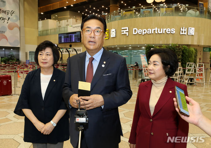 [서울=뉴시스] 김명년 기자 = 국회 한일의원연맹 회장인 국민의힘 정진석 의원이 14일 서울 강서구 김포공항 국제선 청사에서 '제44차 한일·일한의원연맹 합동총회' 참석을 위해 일본으로 출국하기 전 취재진의 질문에 답하고 있다. 2023.09.14. kmn@newsis.com