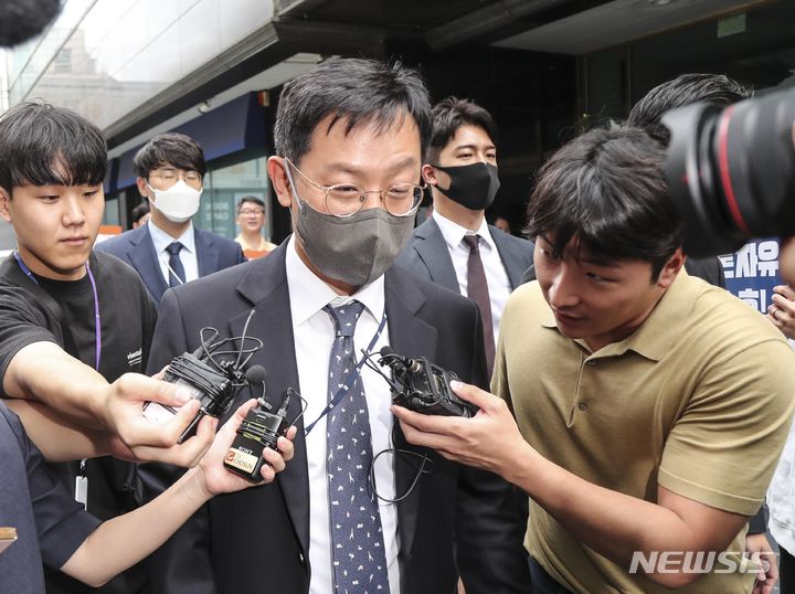 [서울=뉴시스] 김근수 기자 = 대선개입 여론조작 의혹을 수사하고 있는 검찰이 허위 인터뷰를 보도해 윤석열 대통령의 명예를 훼손한 혐의를 받는 뉴스타파에 대한 압수수색을 4시간30분 만에 마쳤다. JTBC에 대한 압수수색은 진행 중이다. 사진은 서울중앙지검 '대선 개입 여론 조작 사건' 특별수사팀 관계자들이 14일 서울 중구 뉴스타파 본사 압수수색을 마치고 밖으로 나오고 있는 모습. 2023.09.14. ks@newsis.com
