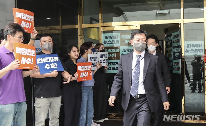 [서울=뉴시스] 김근수 기자 = 서울중앙지방검찰청 '대선 개입 여론 조작 사건' 특별수사팀 관계자들이 14일 서울 중구 뉴스타파 본사 압수수색을 마치고 밖으로 나오고 있다. 2023.09.14. ks@newsis.com