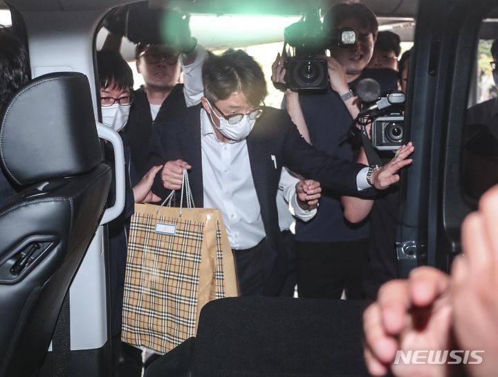 [서울=뉴시스] 김근수 기자 = 서울중앙지방검찰청 '대선 개입 여론 조작 사건' 특별수사팀 관계자들이 14일 서울 중구 뉴스타파 본사에서 압수수색 물품을 들고 차량에 탑승 하고 있다. 2023.09.14. ks@newsis.com